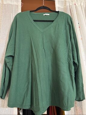 Relaxed V-Neck Sweater in Forest Green